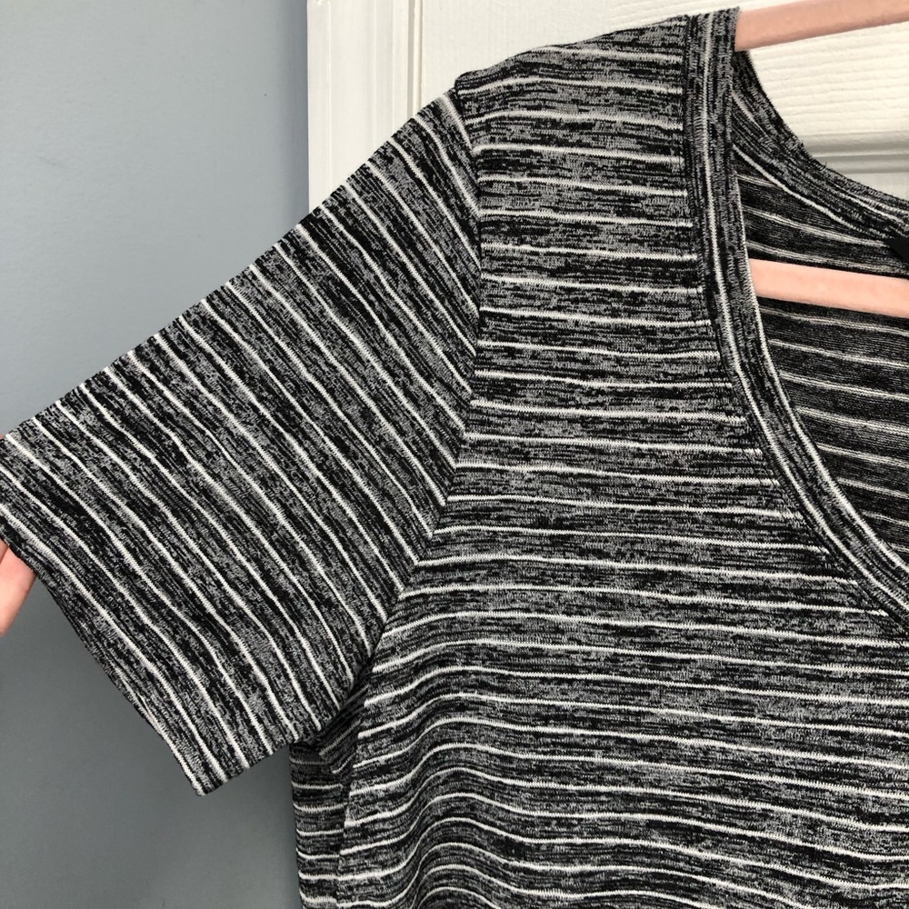 Athleta Charcoal Stripe Scoop V-Neck Short Sleeve Breezy Tee Top Size Large - Picture 3 of 15
